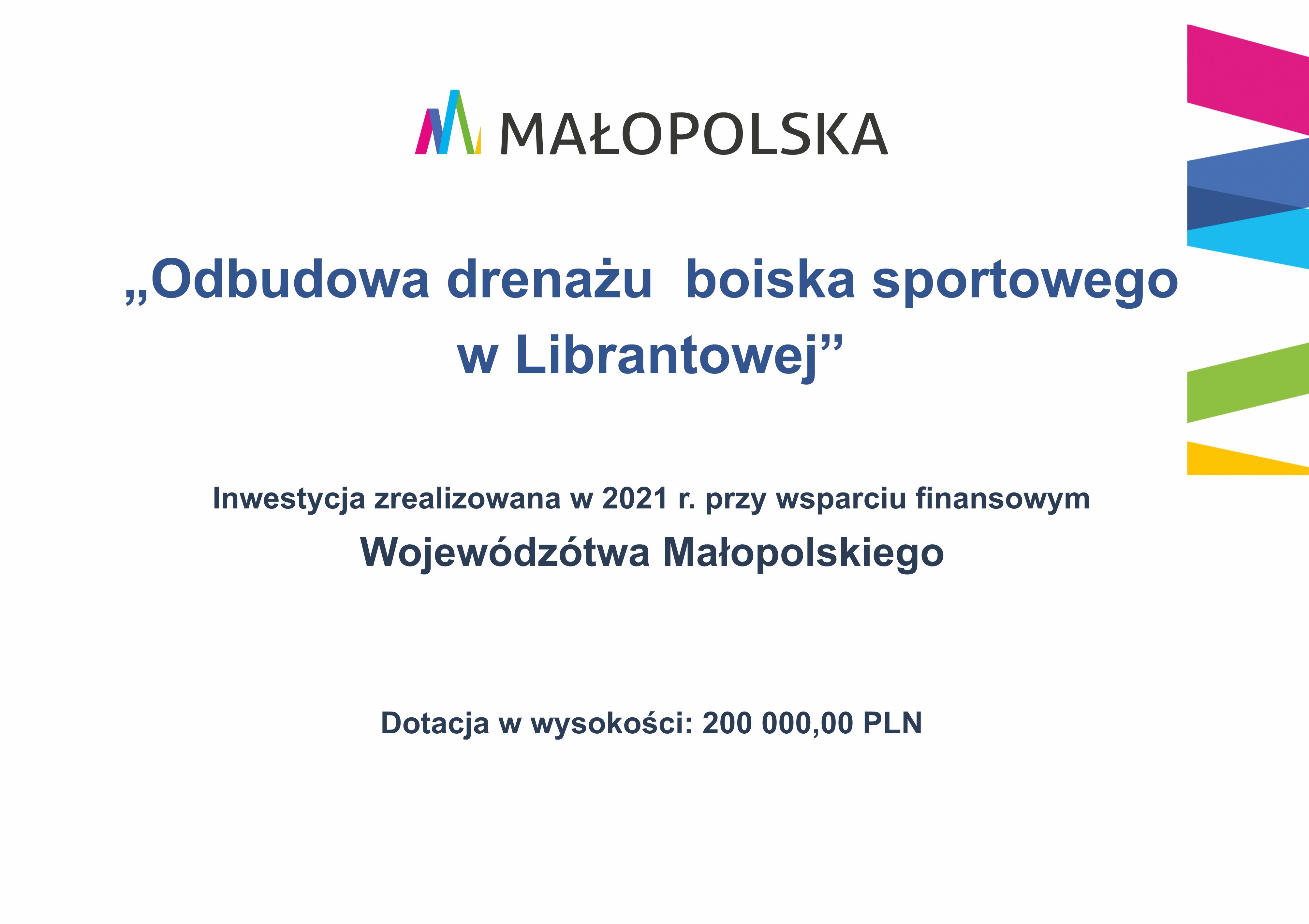 Tablica informacyjna: Od góry logo Małopolska - poniżej napis: MAŁOPOLSKA  „Odbudowa drenażu boiska sportowego  w Librantowej”  Inwestycja zrealizowana w 2021 r. przy wsparciu finansowym  Wojewódzótwa Małopolskiego  Dotacja w wysokości: 200 000,00 PLN 