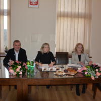 Spotkanie noworoczne z dyrektorami szkół - na zdjęciu w sali przy stole wójt gminy, dyrektor oraz główna księgowa GZE