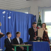 Zdjęcie ilustracyjne wiadomości: Zakończenie roku szkolnego w Szkole Podstawowej w Librantowej. Pożegnaliśmy ósmoklasistów oraz odchodzącego na emeryturę księdza Henryka Osorę.
 #23