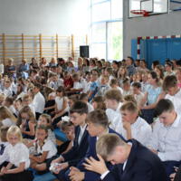 Zdjęcie ilustracyjne wiadomości: Zakończenie roku szkolnego w Szkole Podstawowej w Librantowej. Pożegnaliśmy ósmoklasistów oraz odchodzącego na emeryturę księdza Henryka Osorę.
 #31