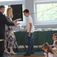 Zdjęcie ilustracyjne wiadomości: Zakończenie roku szkolnego w Szkole Podstawowej w Librantowej. Pożegnaliśmy ósmoklasistów oraz odchodzącego na emeryturę księdza Henryka Osorę.
 #65